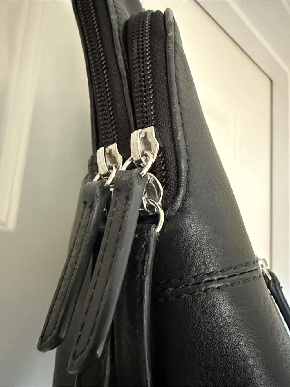 ILI BLACK LEATHER WOMEN’S BACKPACK